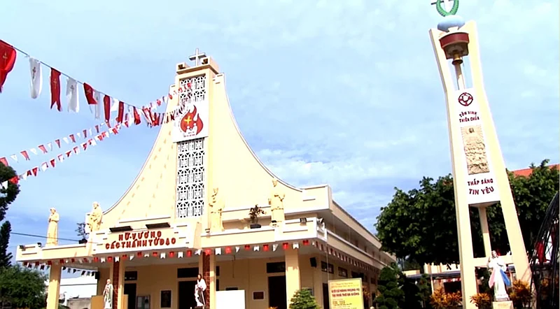 https://cdn.dulich24h.comNHÀ THỜ BA GIỒNG (TIỀN GIANG) – TRUNG TÂM HÀNH HƯƠNG NAM BỘ GẮN VỚI CÁC CHỨNG NHÂN ĐỨC TIN